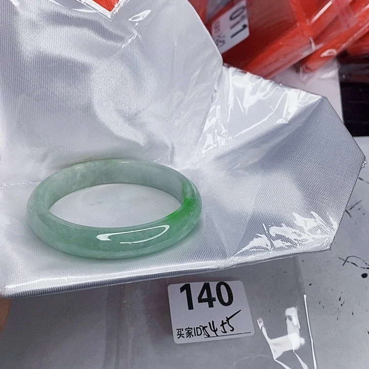 翡翠未镶嵌手镯一图一物实物为准（微瑕处理）