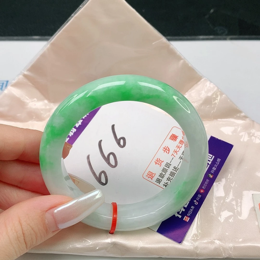 翡翠手镯未镶嵌翡翠手镯