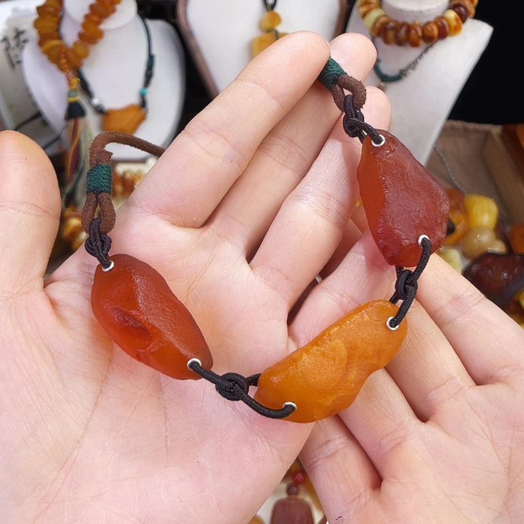 琥珀珠宝奇石未镶嵌。