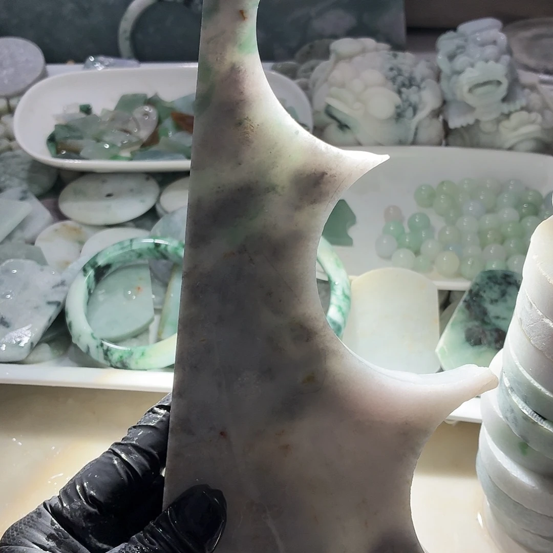 翡翠未镶嵌颈饰边角料