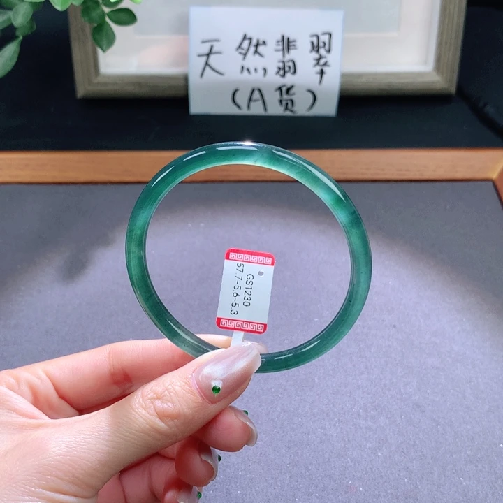 翡翠手镯未镶嵌往**秋天然翡翠手镯