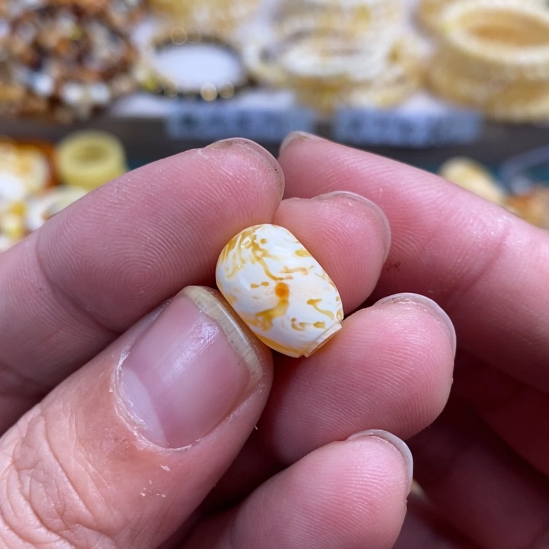 琥珀裸石未镶嵌妖孽三通