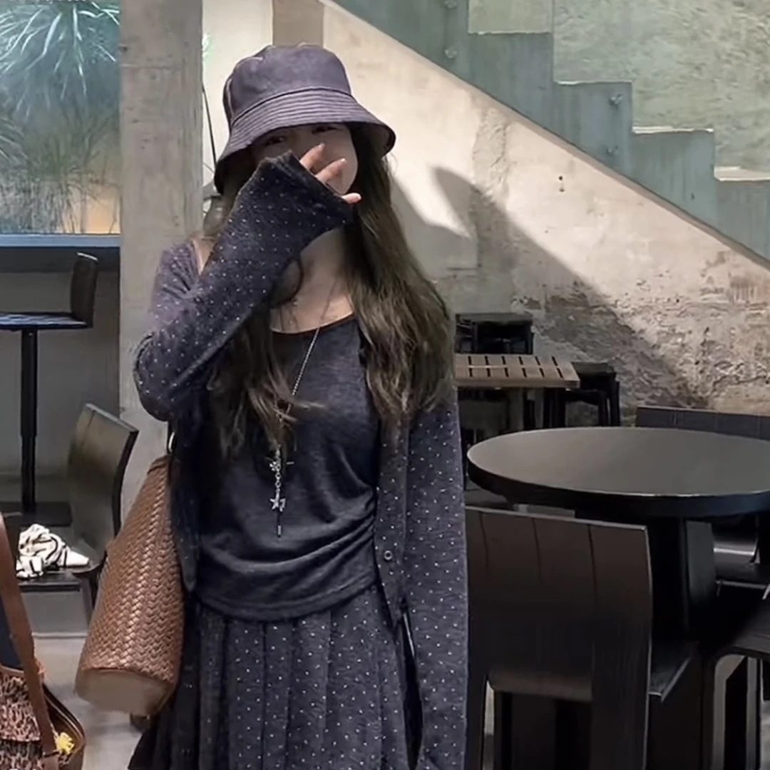 古波点针织开衫+吊带背心+高腰A字百褶短裙半身裙套装