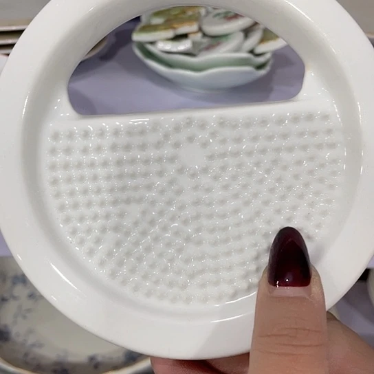 不*瓷器上还有一些花纹较