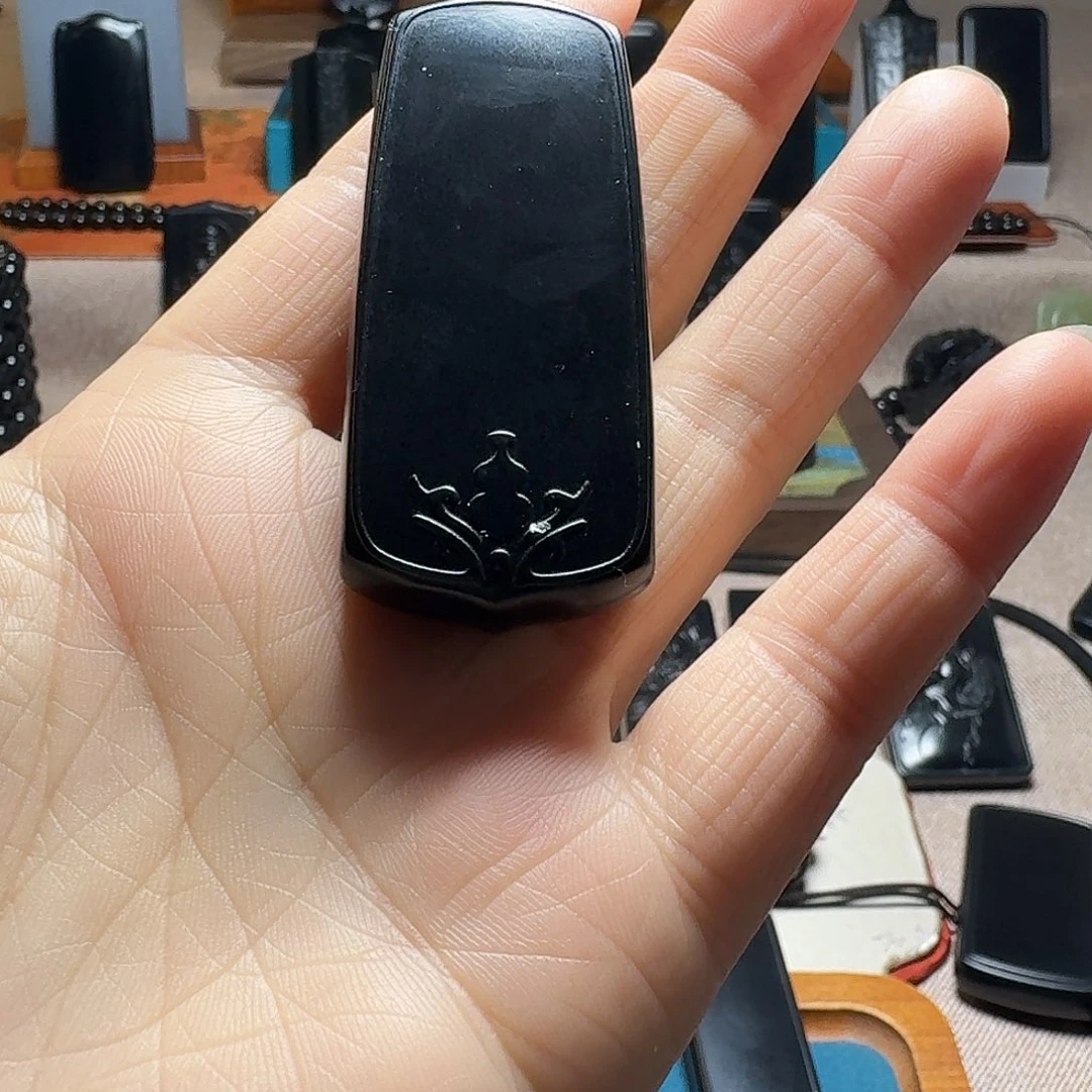 一***官和田玉未镶嵌颈饰