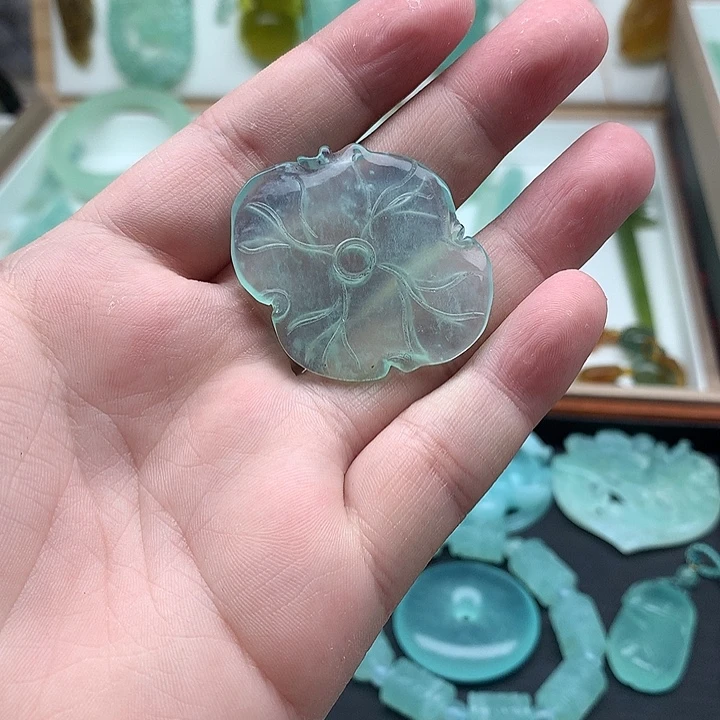 岫玉未镶嵌颈饰荷叶