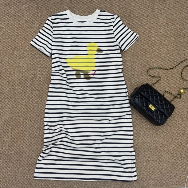 静静推荐 新款圆领小黄鸭图案连衣裙22c25228