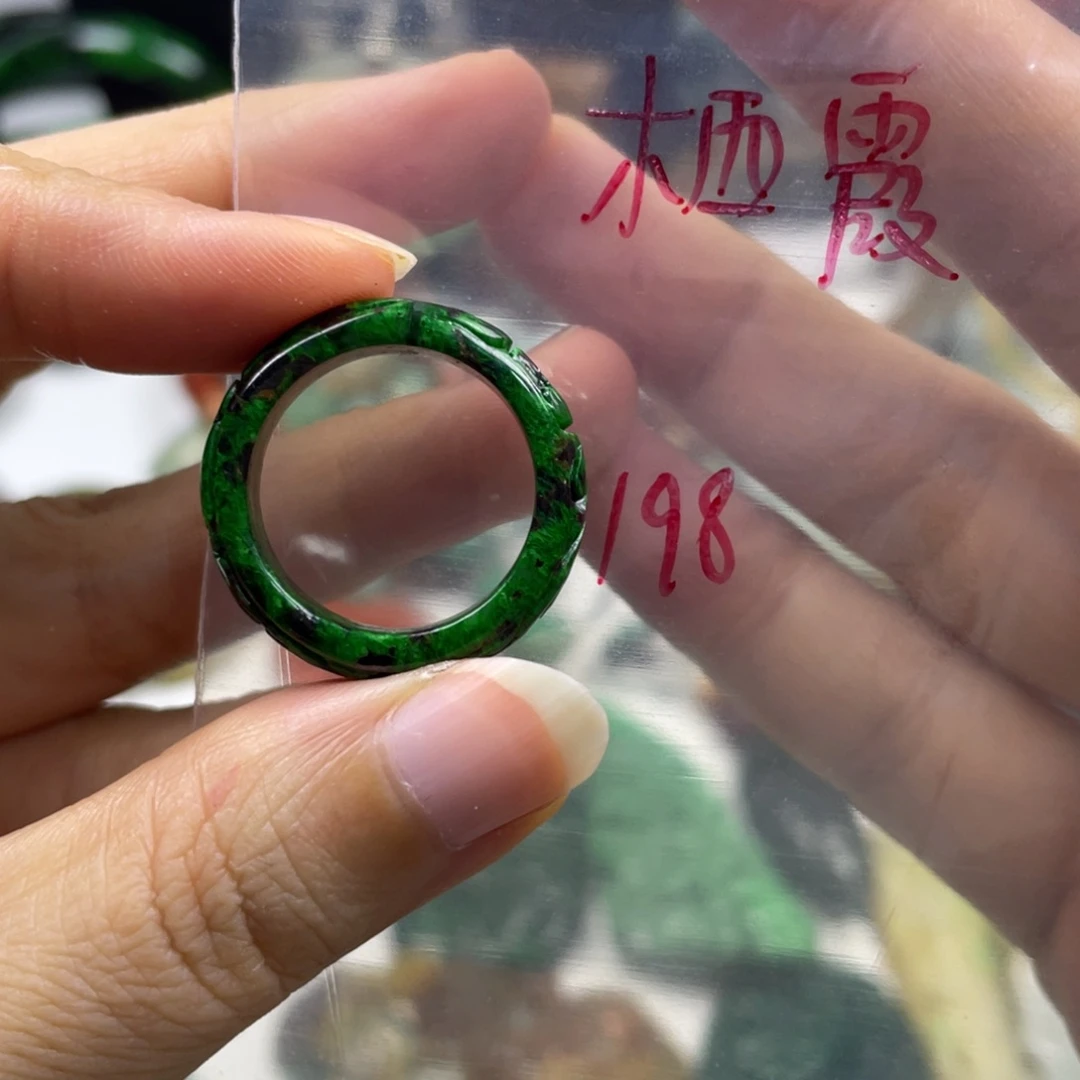 栖***霞翡翠未镶嵌颈饰牌子