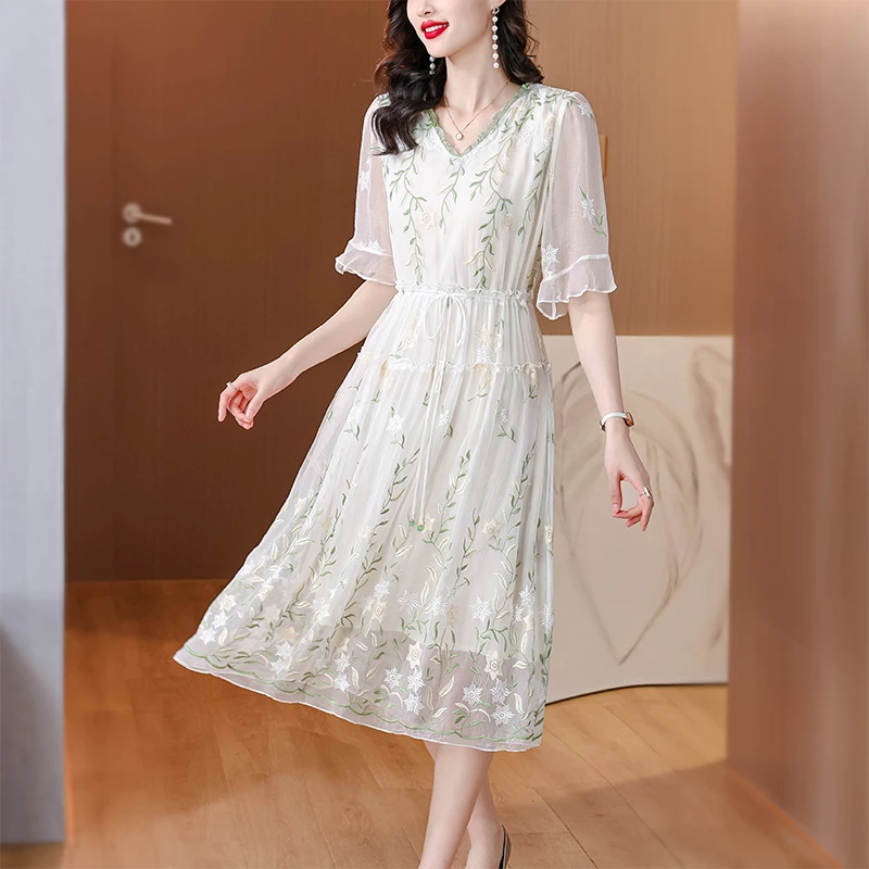 (绿野仙踪)蚕 丝V领2025刺绣款高级显瘦高腰连衣裙