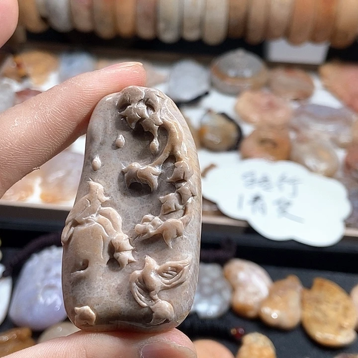颈饰未镶嵌硅化珊瑚（珊瑚玉）