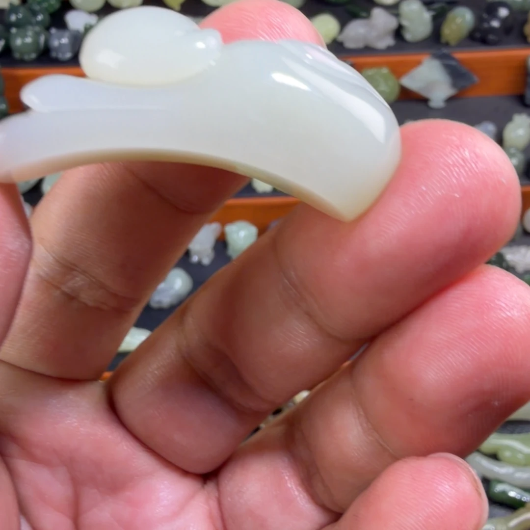 ·***·和田玉未镶嵌颈饰