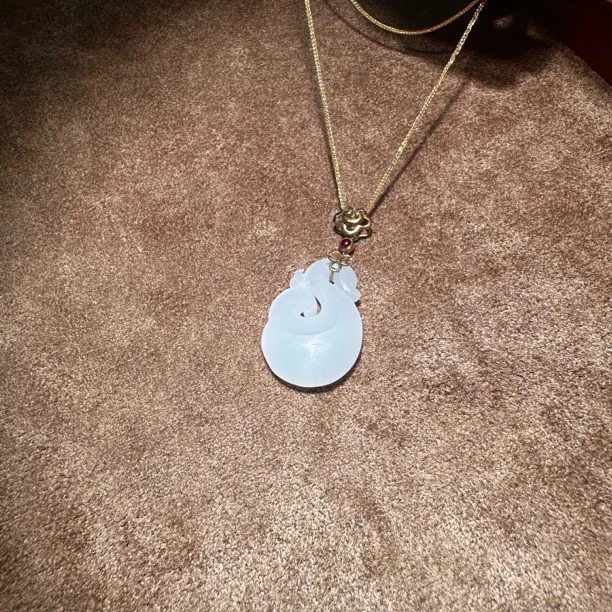 新疆和田金镶玉吊坠