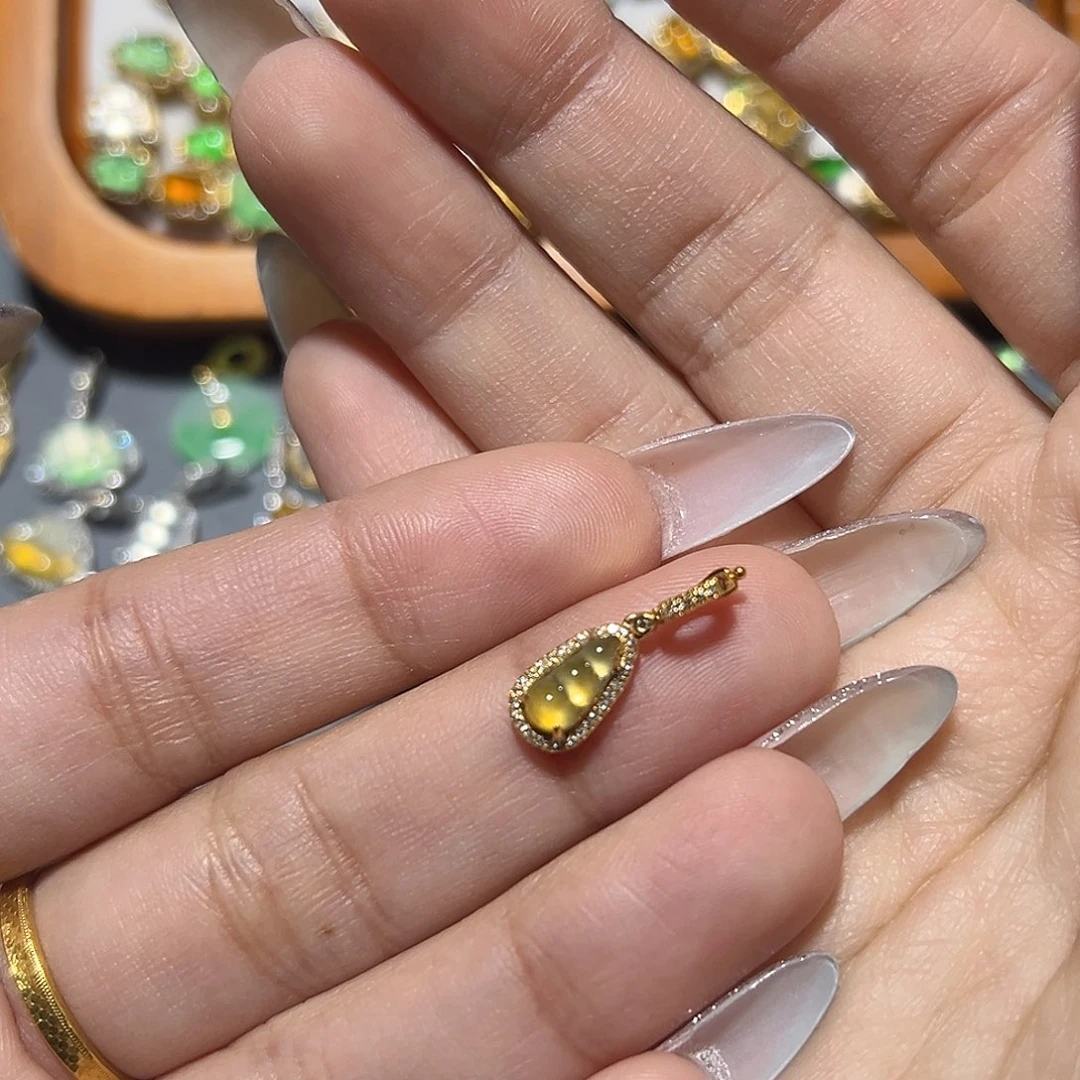 翡翠18K金镶嵌颈饰