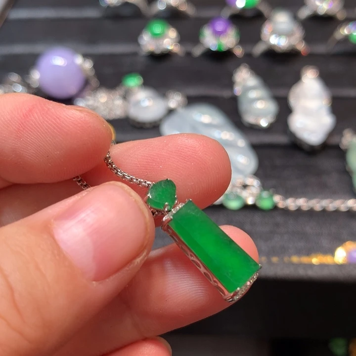 【闪购商品】颈饰18K金镶嵌翡翠翡翠