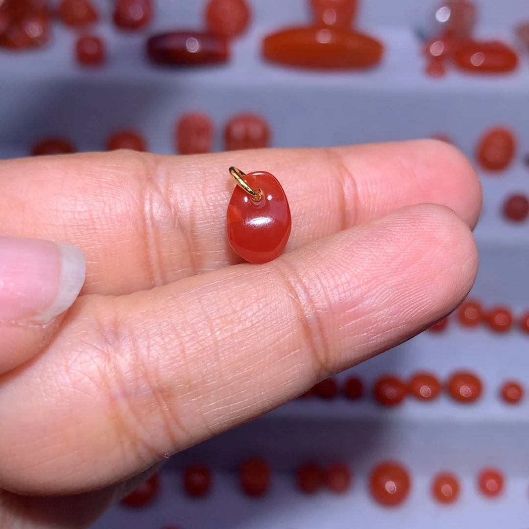 楠***屁南红玛瑙未镶嵌侧挂微俏色  925环