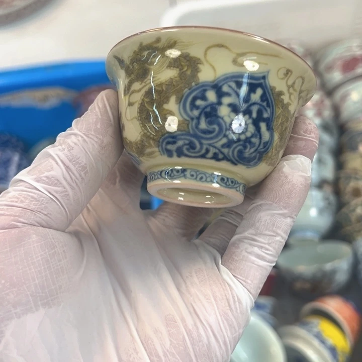 瓷片釉里金穿花龙压手杯客杯