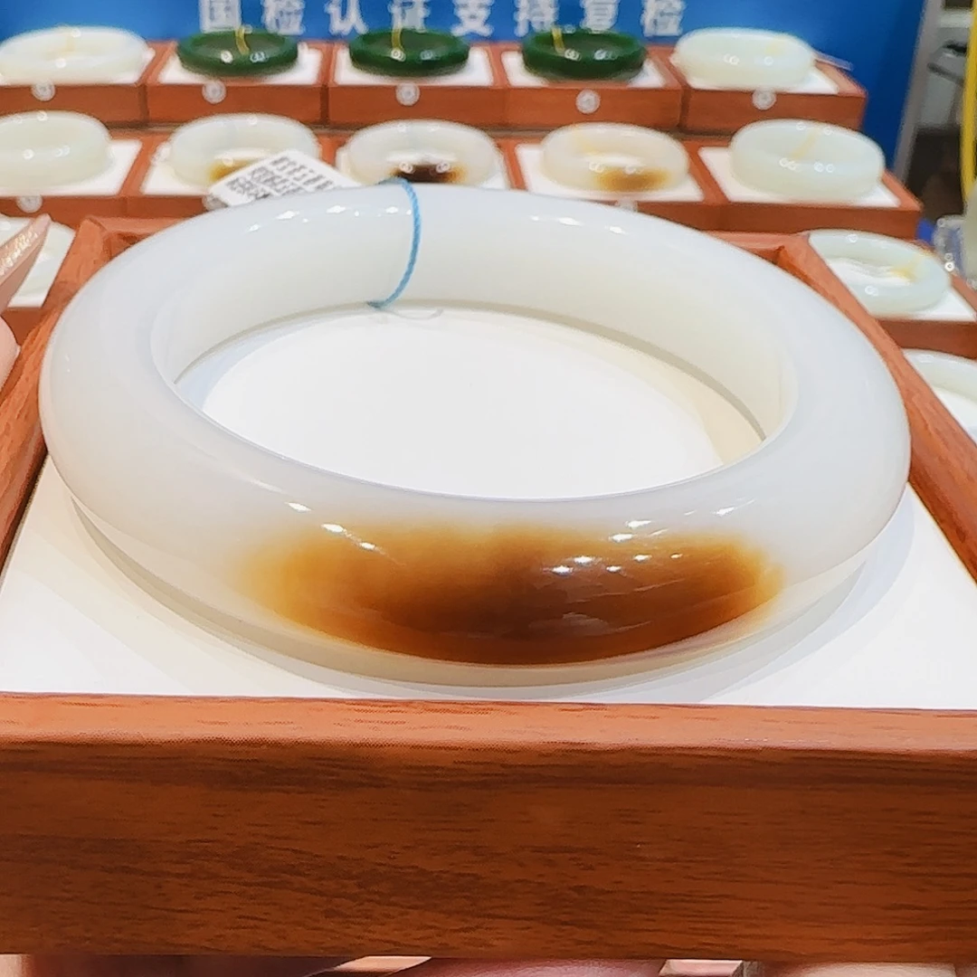 珍***光和田玉未镶嵌手镯