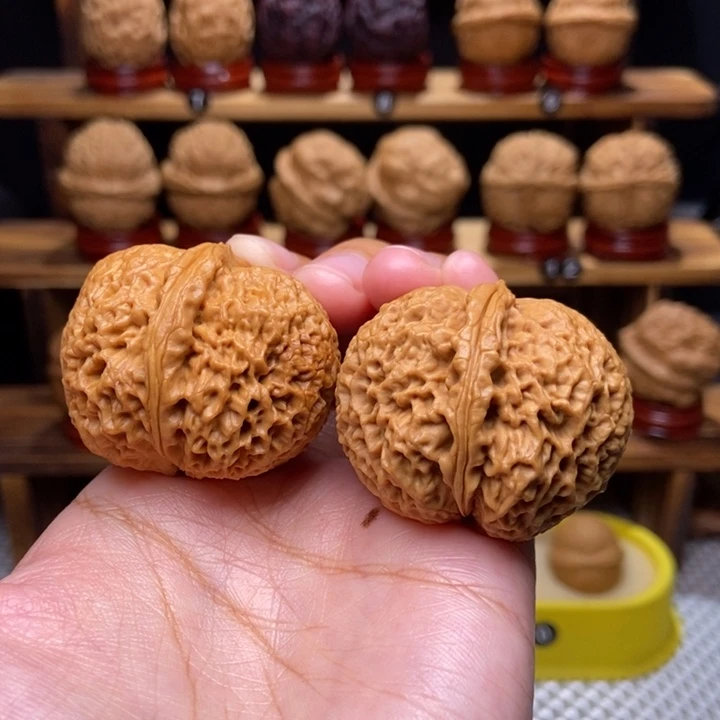 文玩核桃吊坠珊瑚18