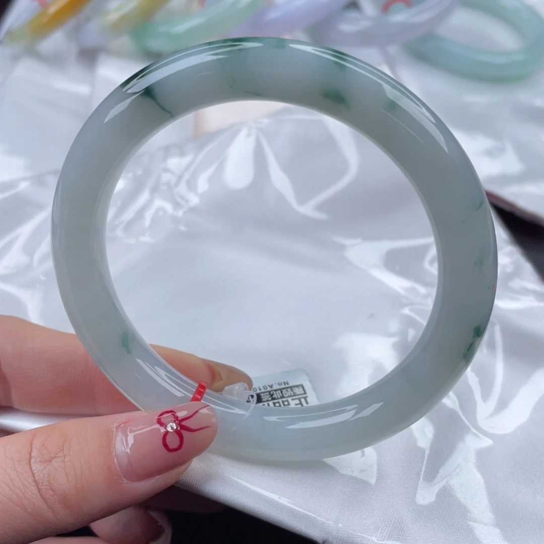 翡翠手镯未镶嵌60口