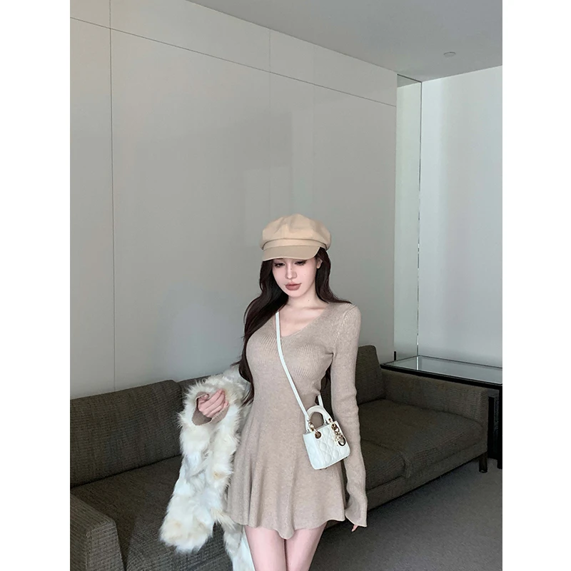 燕麦色v领长袖针织连衣裙女秋冬新款修身气质短裙显瘦收腰a字裙子