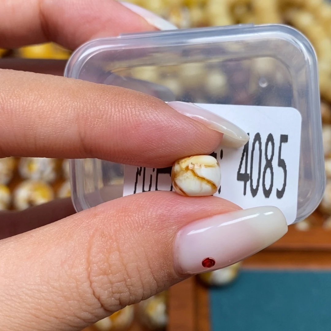 蜜蜡未镶嵌珠宝奇石4085