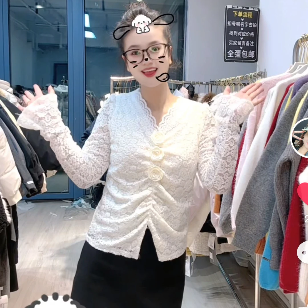 CC家-主播自留款 超显瘦加绒V领蕾丝花朵打底衫