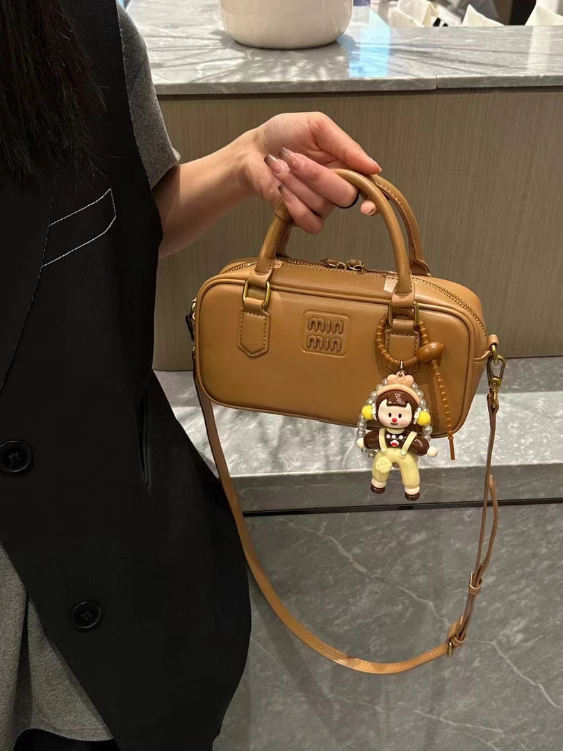 香港真皮手提保龄球包包女2025新款春夏复古波士顿单肩斜挎枕头包