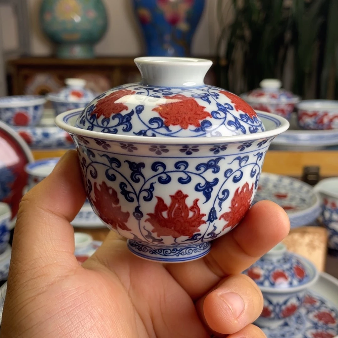 釉里红缠枝莲盖碗