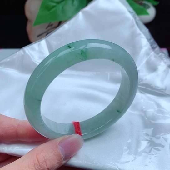 翡翠手镯未镶嵌      正圈57+