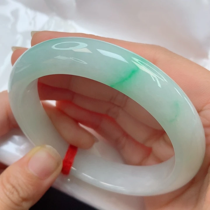 翡翠手镯未镶嵌飘阳绿