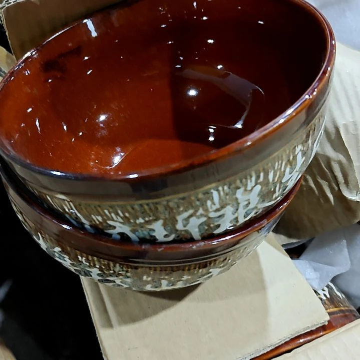 瓷片盘子碗茶壶啥都有
