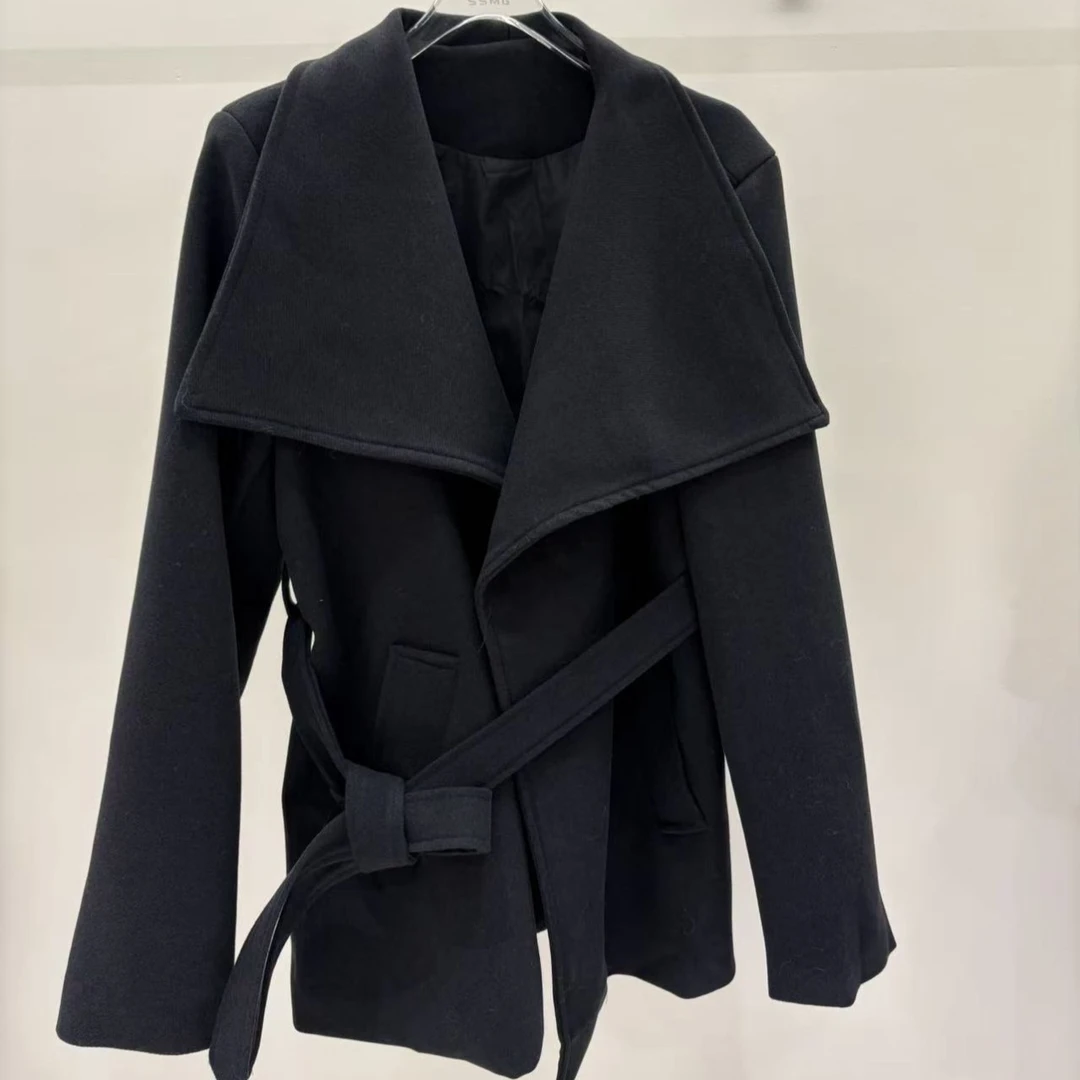 《戛纳》2025蓉蓉家秋冬新款黑色大翻领短款外套小众设计感西装风衣