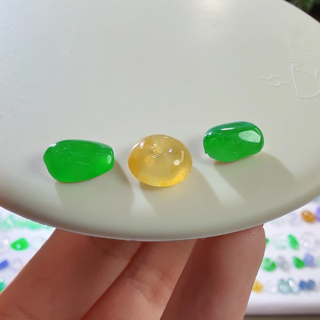 翡翠未镶嵌颈饰一套