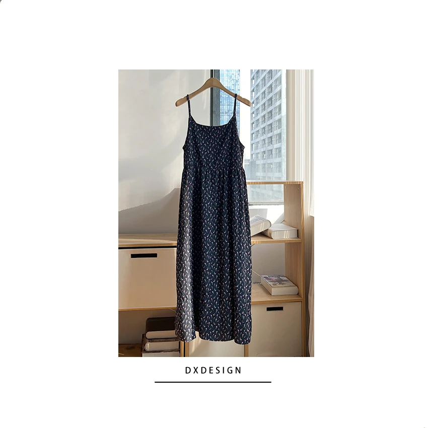 藏青色郁金香碎花V领吊带连衣裙女2025春夏新款显瘦茶歇大摆长裙