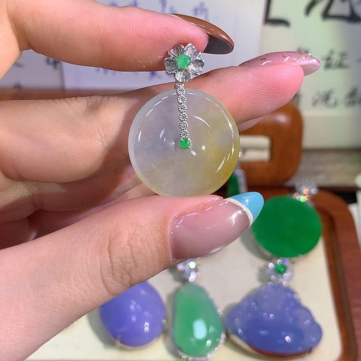 颈饰18K金镶嵌翡翠