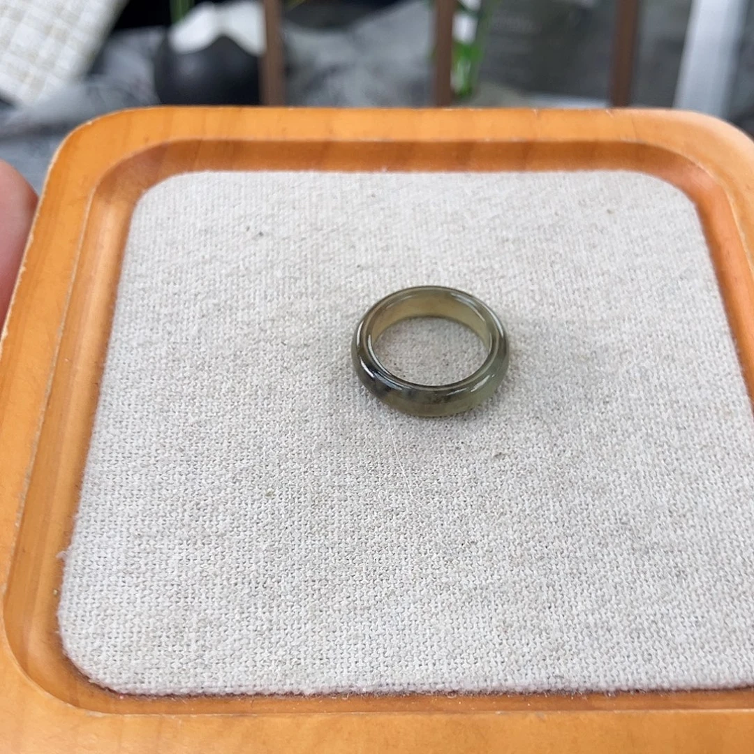 和田玉未镶嵌戒指Y57飘墨圆切直径15.5不退换