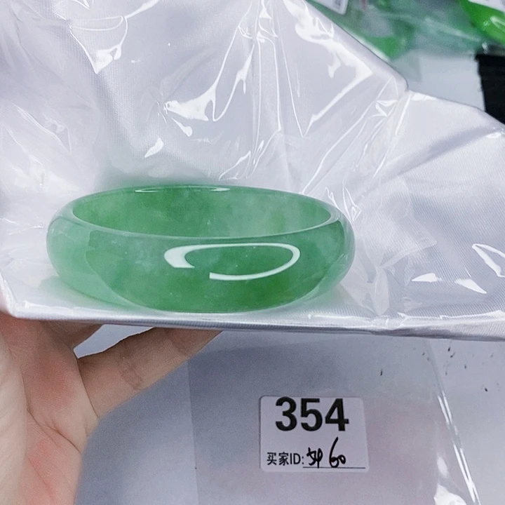 翡翠未镶嵌手镯一图一物实物为准（微瑕处理）