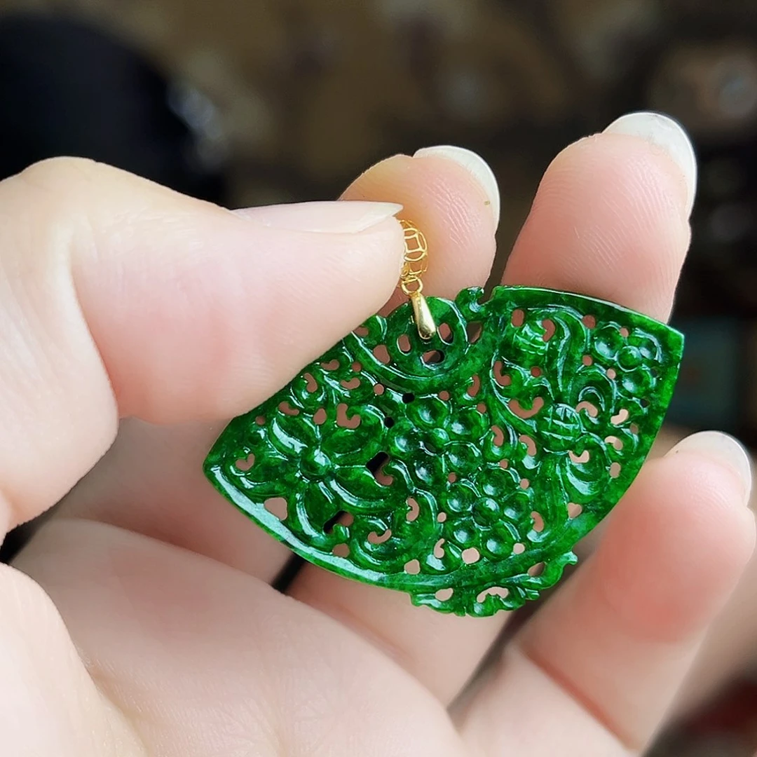 翡翠18K金镶嵌颈饰吊坠