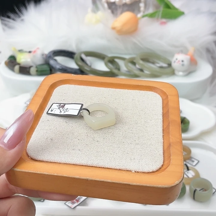 和田玉（糖玉）未镶嵌戒指t66俄白马鞍直径15.7不退换