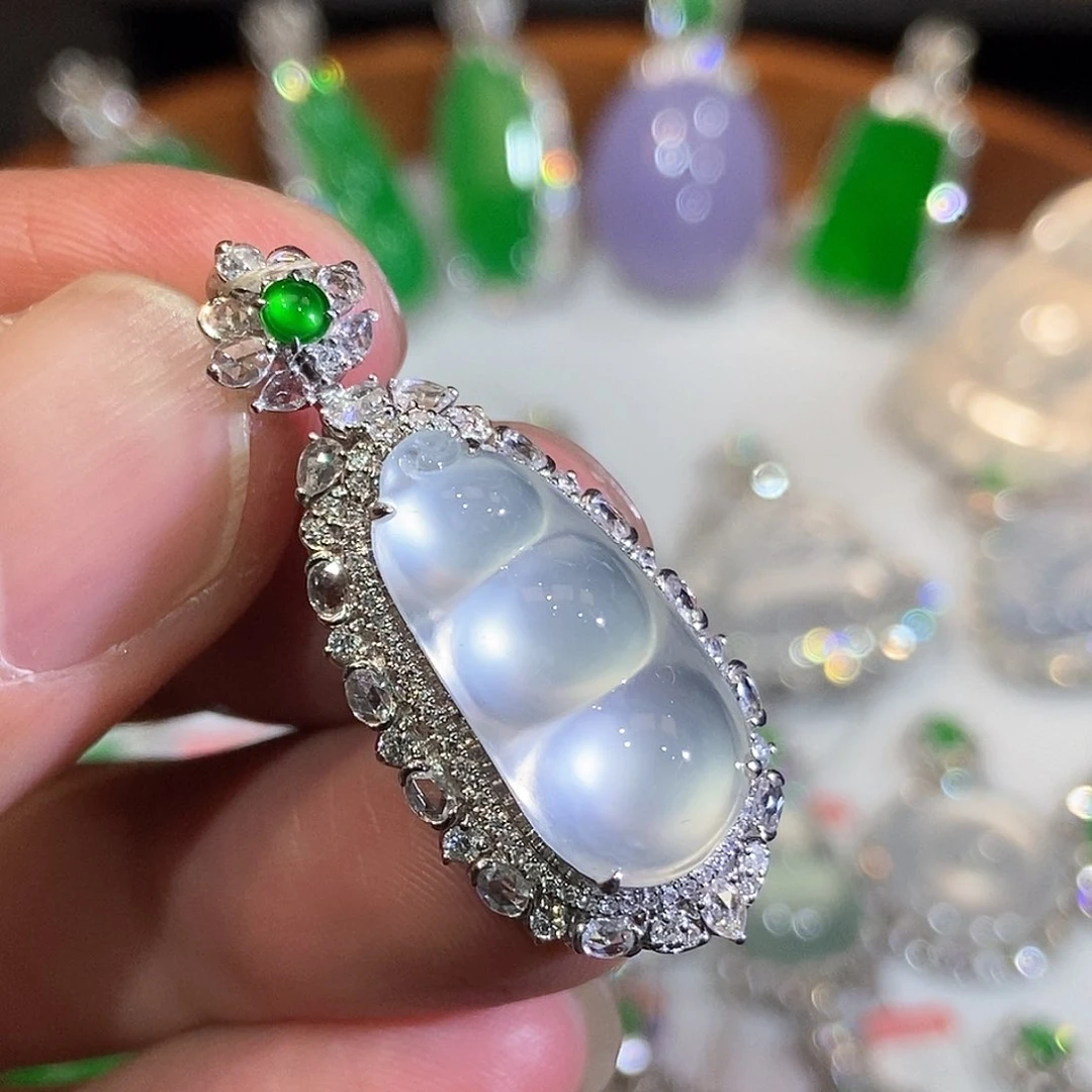 颈饰18K金镶嵌翡翠