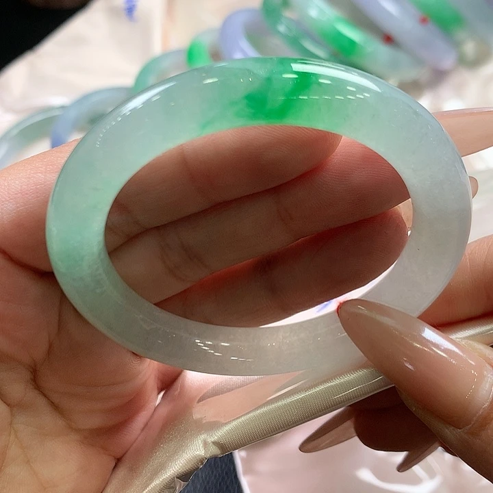 翡翠未镶嵌手镯52.6元冰辣绿