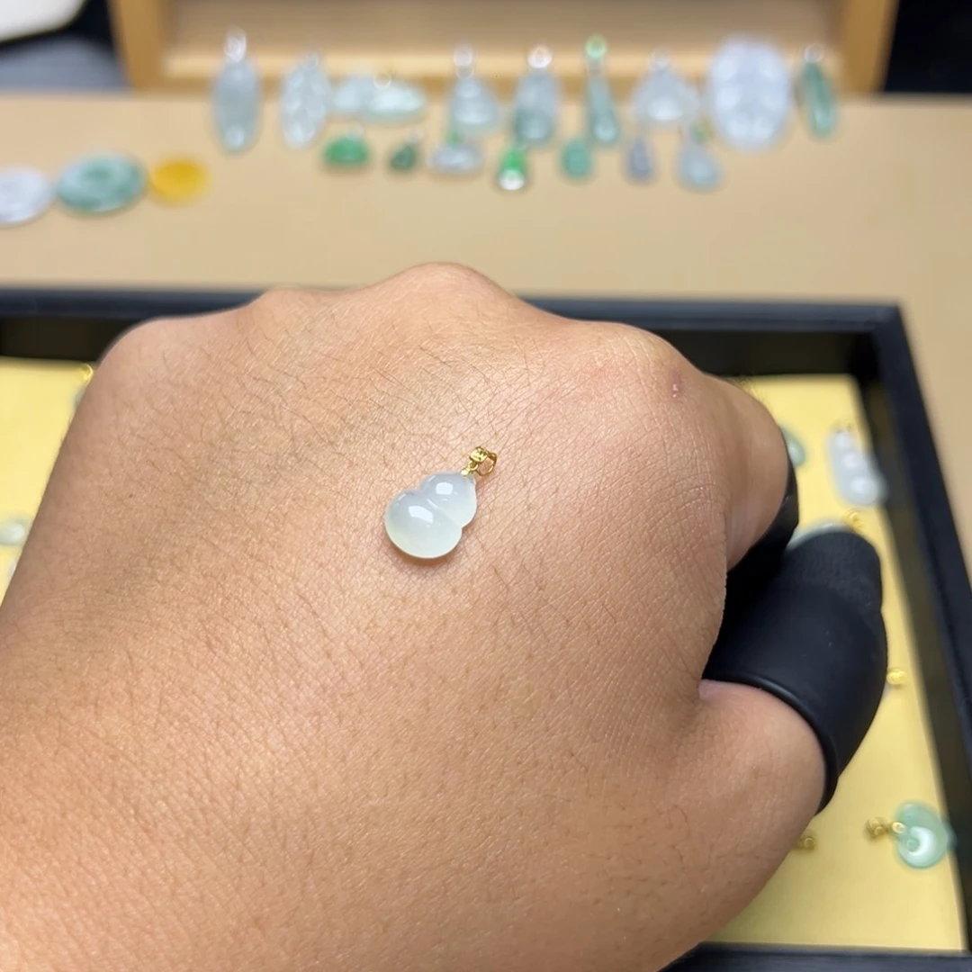 翡翠18K金镶嵌颈饰葫芦