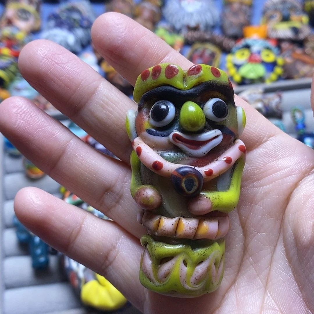 琉璃颈饰微笑娃一个