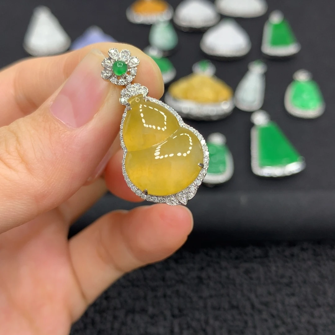 翡翠未镶嵌颈饰葫芦