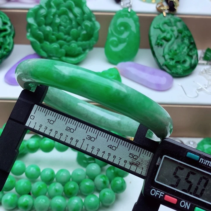 翡翠未镶嵌手镯……