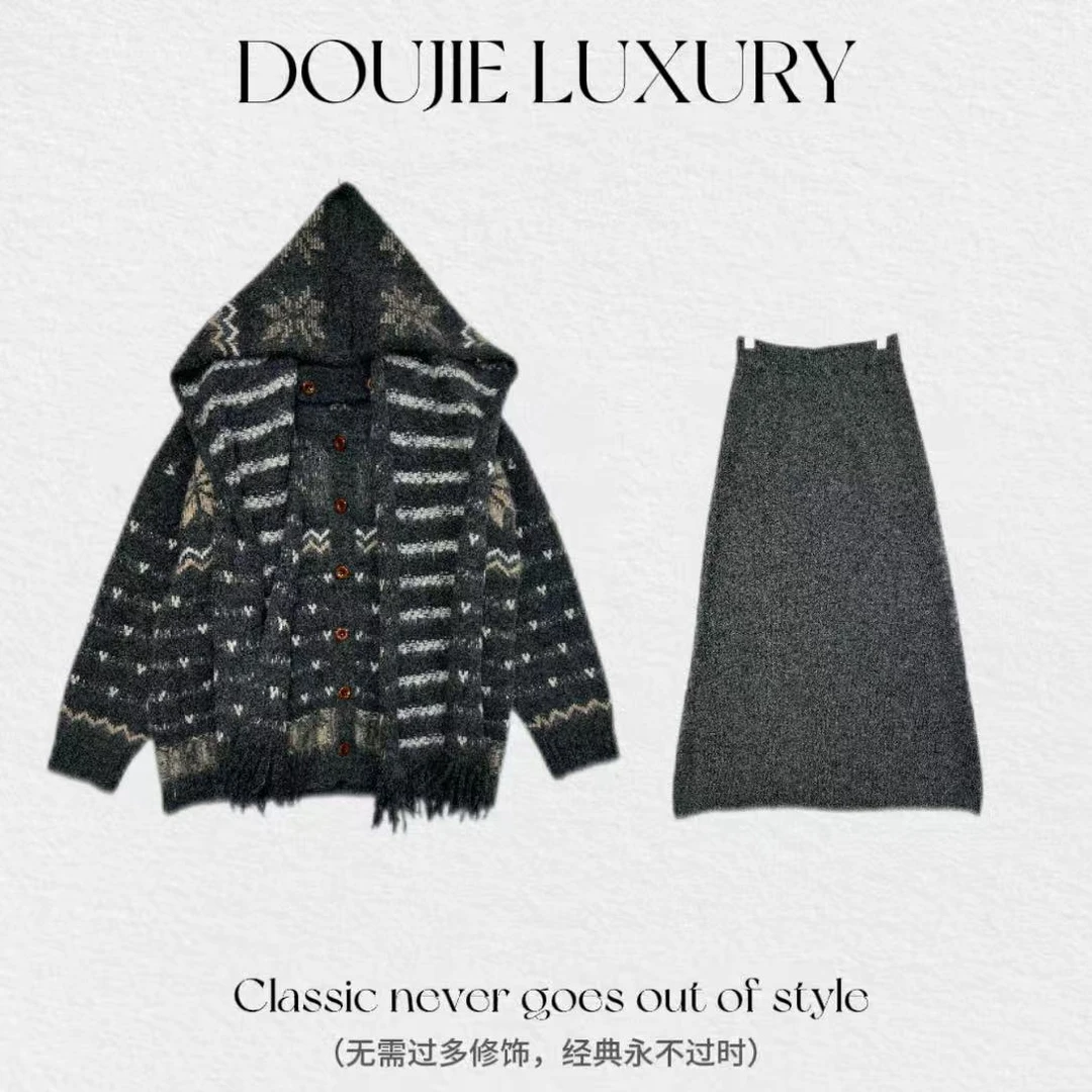 【兜兜】冬日提花灰色大件毛衣外套+长裙+围脖三件套装 井F5359-1A