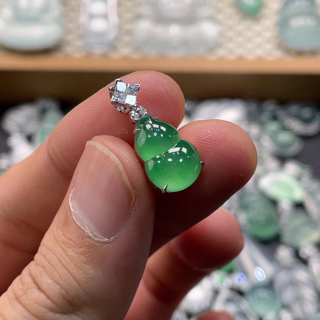 翡翠18K金镶嵌颈饰葫芦