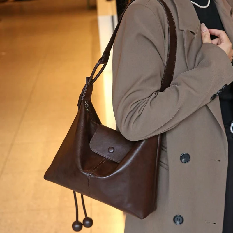 2025秋冬新款真皮宽肩带腋下单肩包简约轻便大容量休闲女包斜挎包