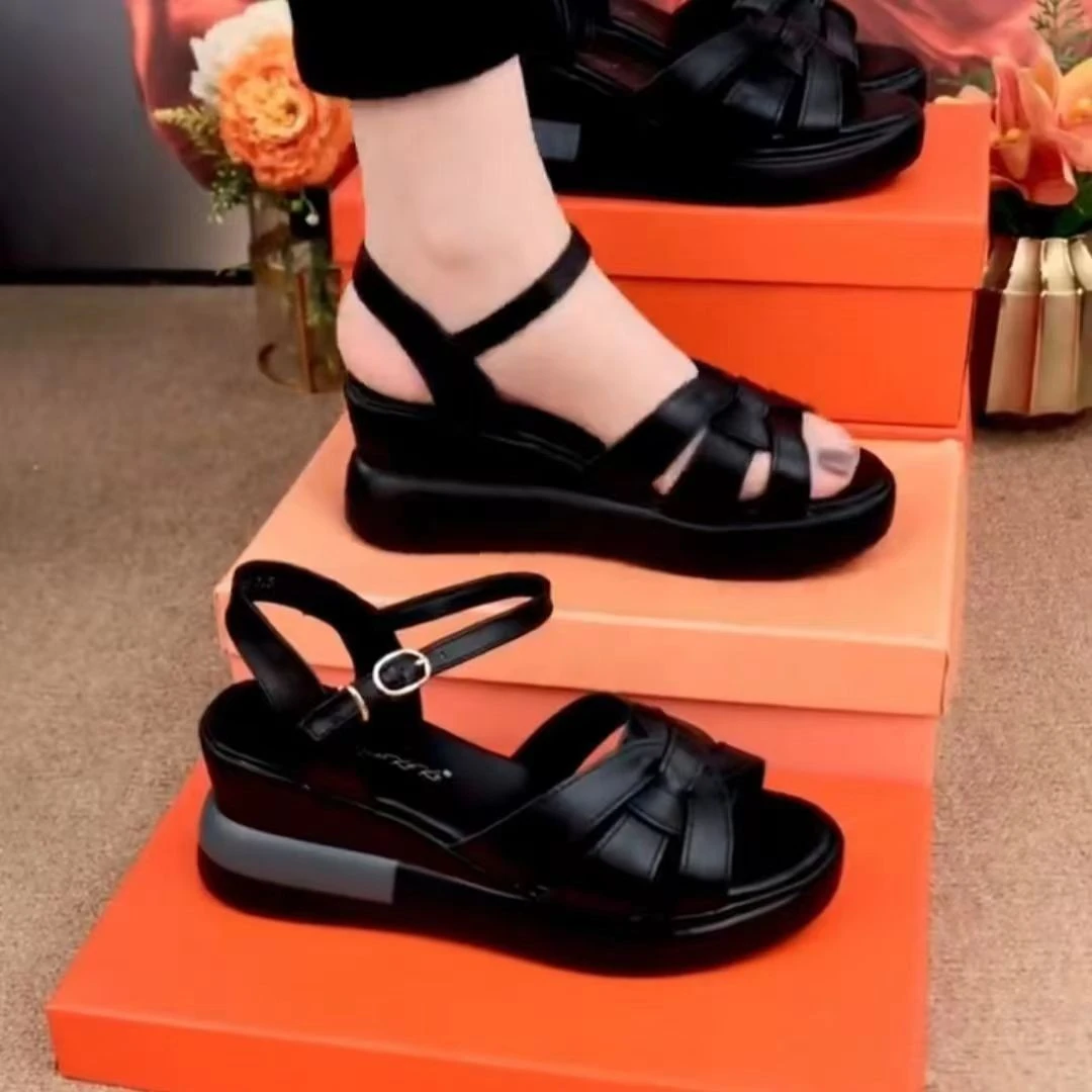 2025新款真软皮坡跟凉鞋女百搭厚底中年妈妈轻便舒适休闲女鞋