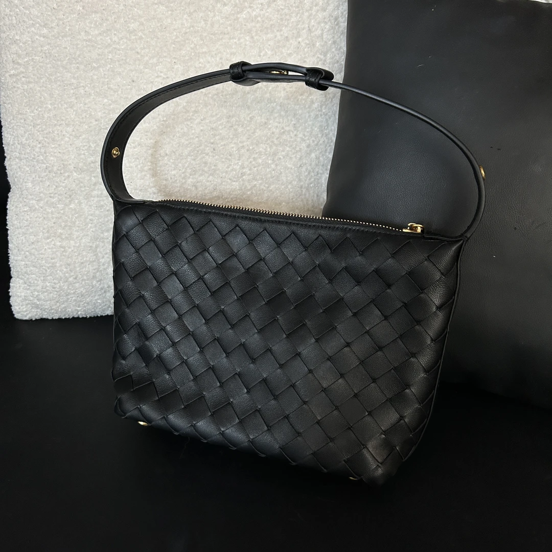 B143简约横款方型羊皮手提编织包